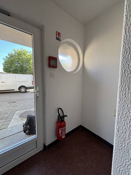 Pose d'un extincteur eau + additif sans fluor au RDC à Haguenau près de Strasbourg